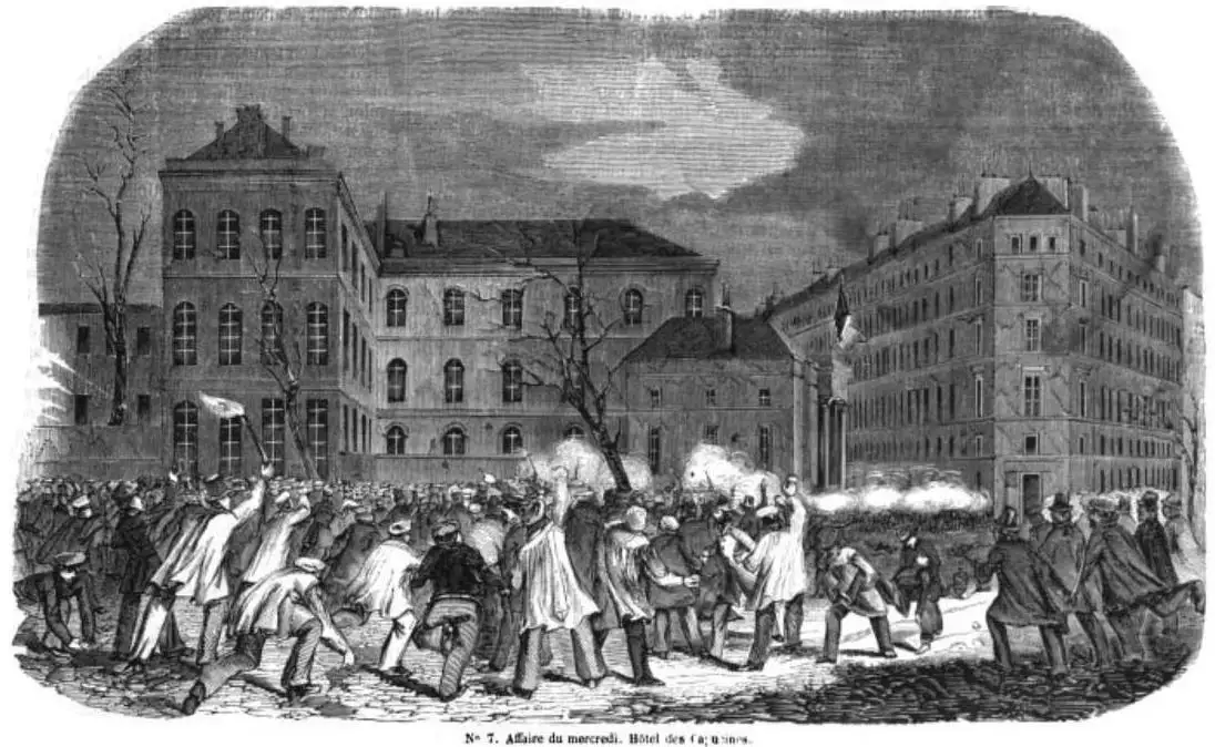 Gravure : une foule d'hommes en blouse et en chapeau recule en désordre devant un grand bâtiment ; à droite, des coups de feu partent dans la fumée.