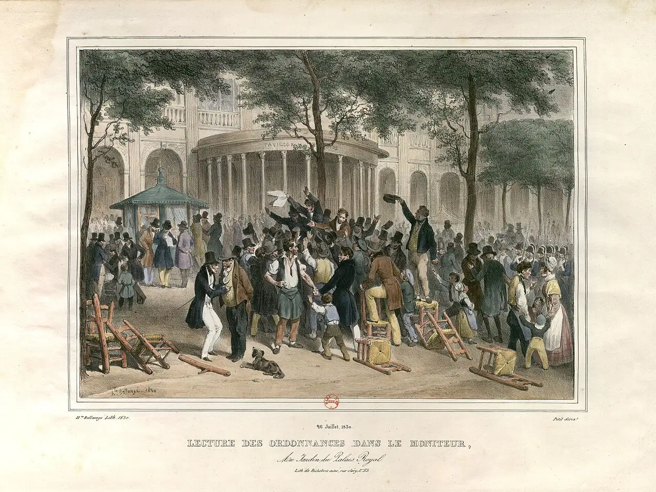Lithographie en couleurs : sous les arbres d'un jardin bordé d'arcades, une foule d'hommes en chapeau haut-de-forme se presse autour d'un homme debout sur une chaise qui brandit un journal ; des chaises sont renversées au premier plan.